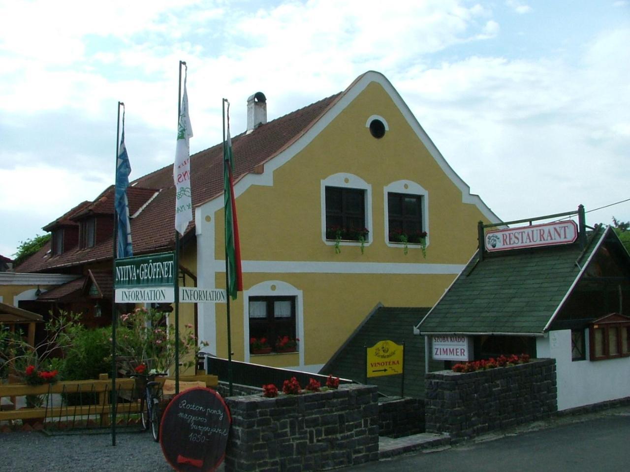 Borbaratok Panzio Hotel Badacsonytomaj Eksteriør billede