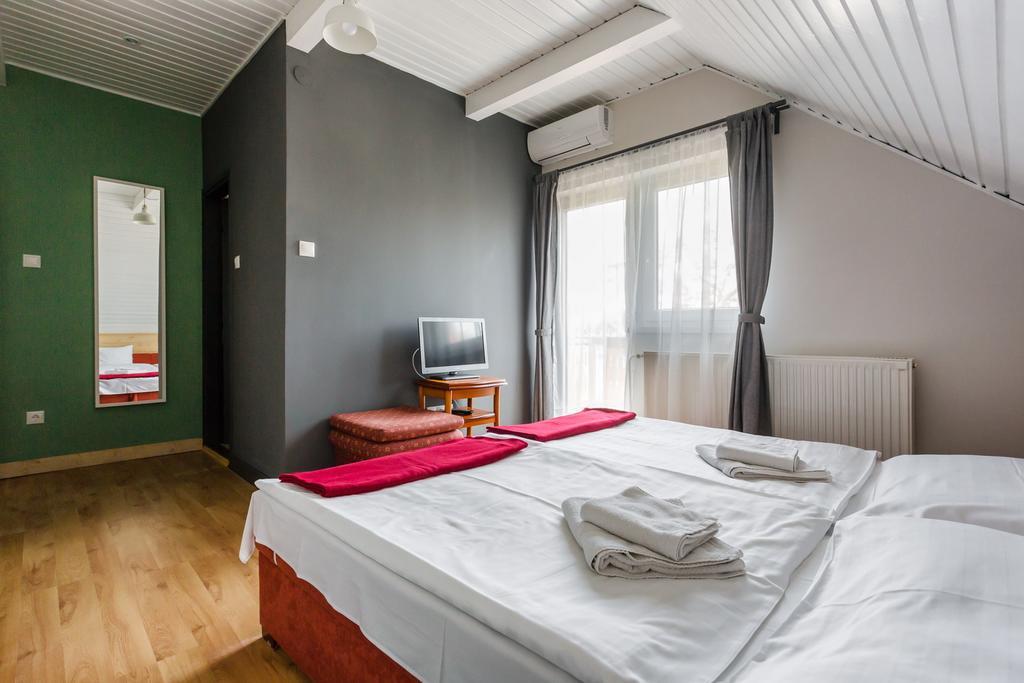 Borbaratok Panzio Hotel Badacsonytomaj Eksteriør billede